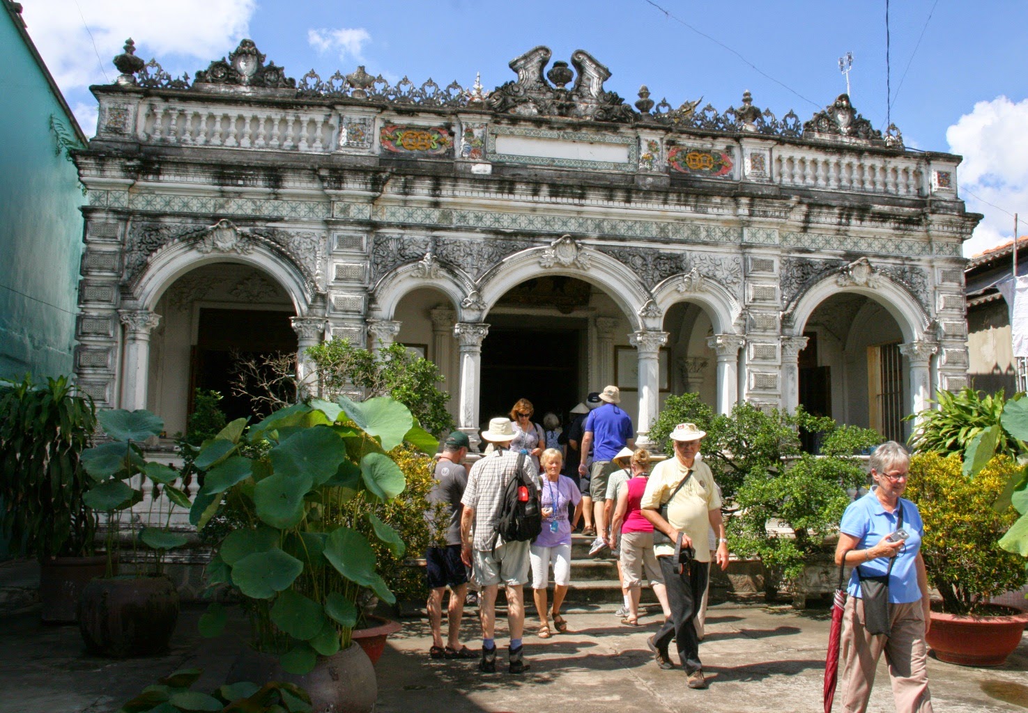 Tourists visit Huynh Thuy Le Ancient House 