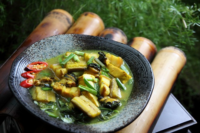 A bowl of “Bun oc chuoi dau”