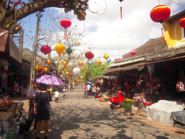 Be careful when going shopping in Hoian during Tet