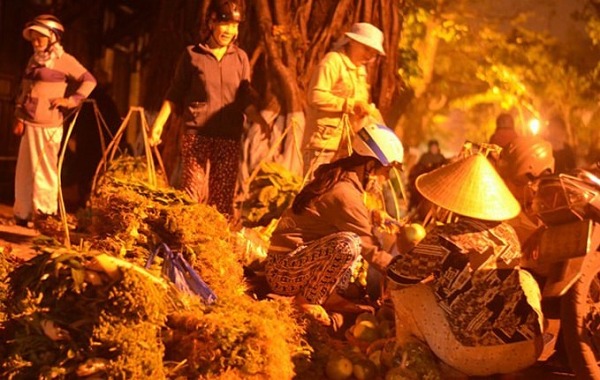 Early Cam Nam bridge market is a special market in Hoian 