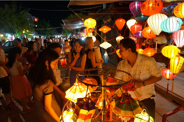 The beauty of Nguyen Hoang night market 