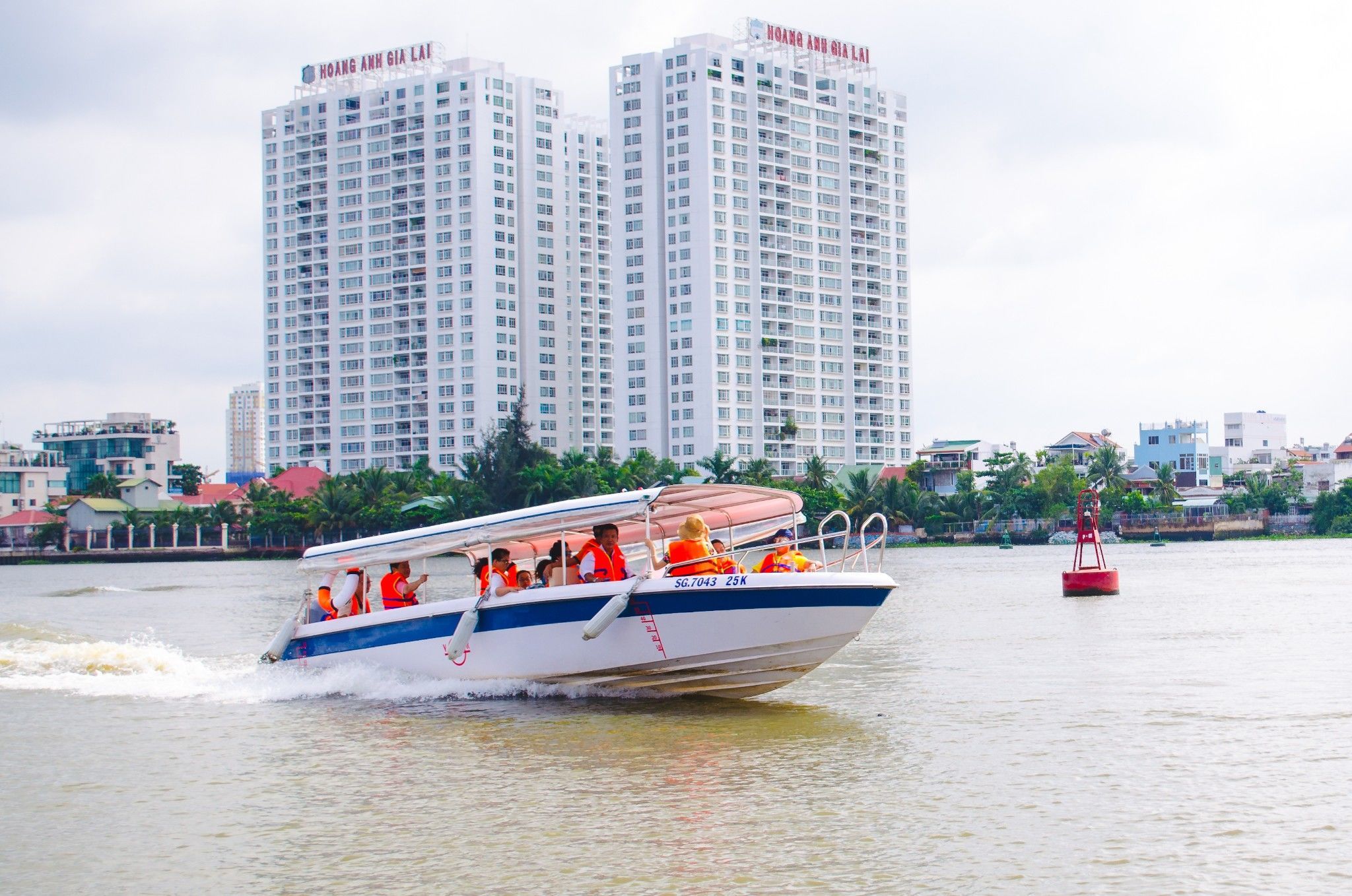 Travel by canoe to Cu Chi