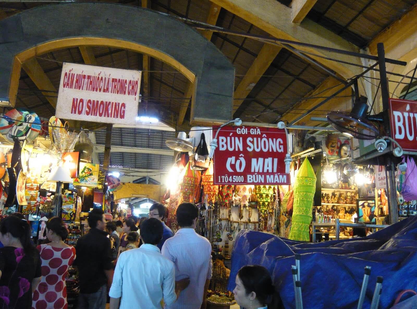 Exciting atmosphere inside Tay Do Market