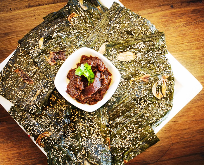 Khaipen (Fried Seaweed) with Jaew Bong