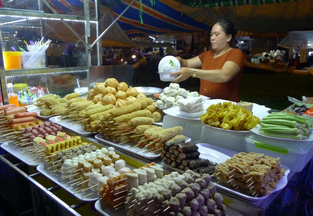 A street-food stall at Ninh Kieu night market 