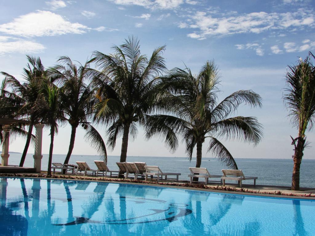 The outside pool of Mui Ne Paradise Beach Resort- an ideal place for you