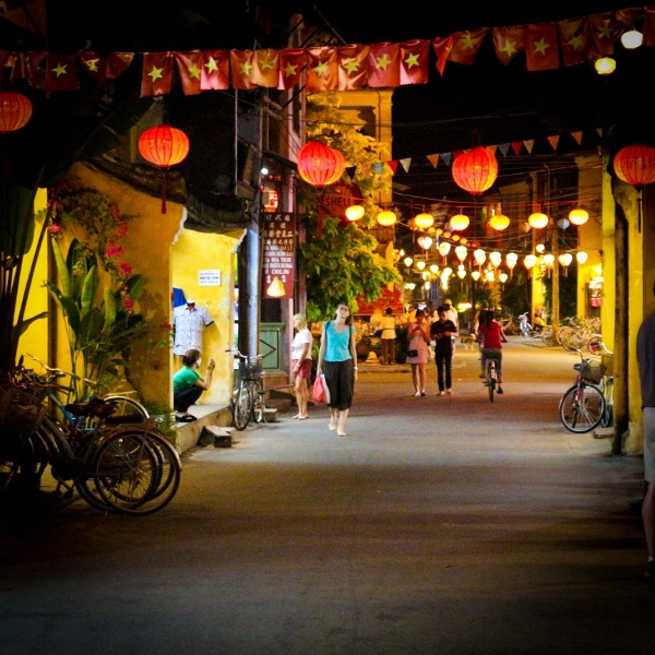 You can’t miss the beauty of Hoian in the April, an pretty oasis of Vietnam