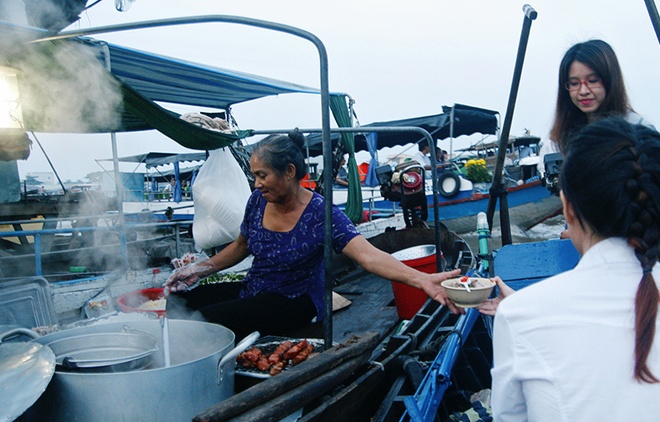Enjoying breakfast in floating market-