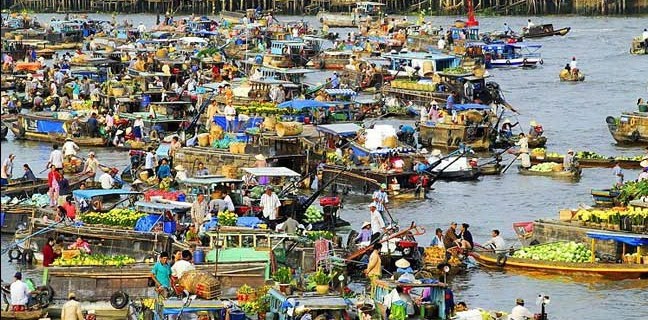 The boats with many sizes anchores in the floating market