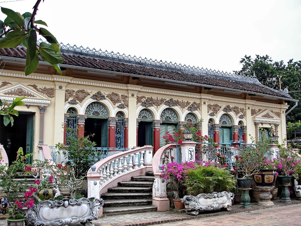 The gorgeous garden in front of Binh Thuy house