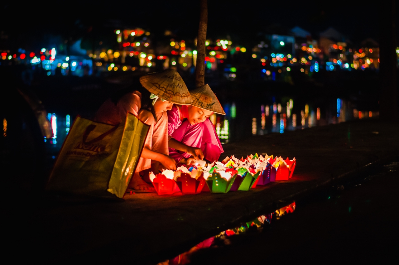 Don’t miss dropping out flower garlands on Hoai River