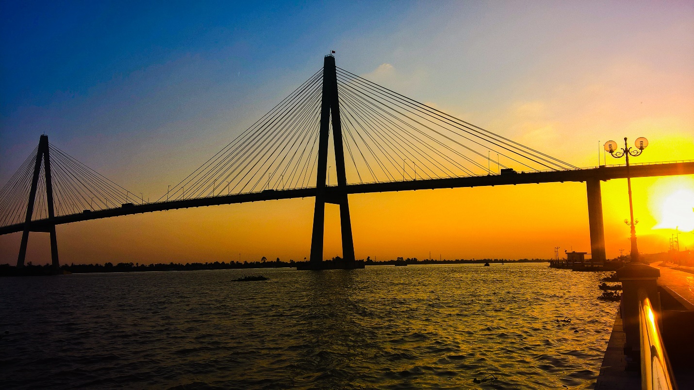 Rach Mieu Bridge looks beautiful in the sunset