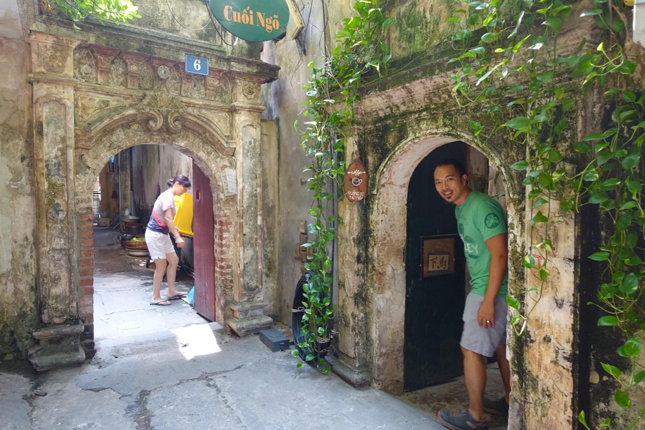 The unique entrance of Cuoi Ngo Cafe-