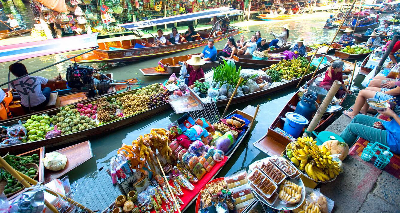 Seating on the boat and exploring Tra On floating market