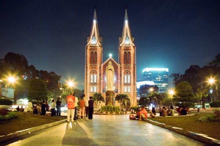 The beauty of Saigon Notre-Dame Basilica at X-mast night