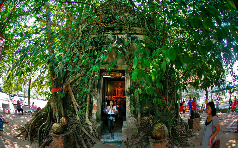 The surprised Wat Bang Koong temple on the other side of Mae Khlong River in Bangkok