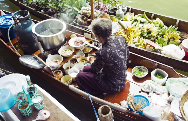 The unique Bang Khu Wiang floating market in Bangkok