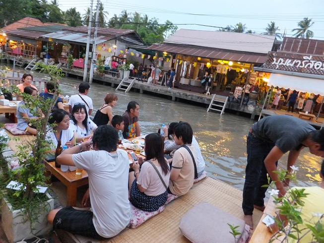 Understanding more about Thailand culture by coming to Amphawa floating market 