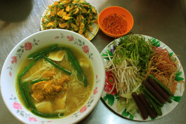 Chau Doc rice noodle soup is best served with common sesban