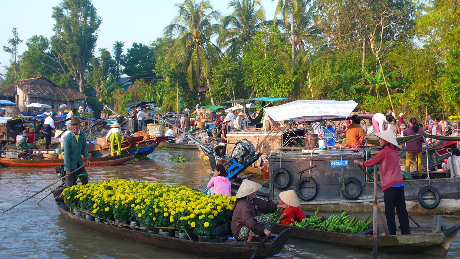 Travel in Can Tho by boat to discover locals’ life