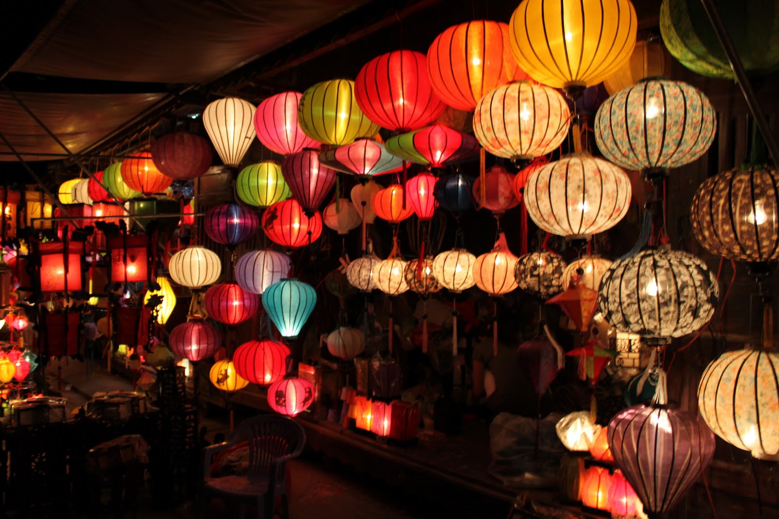 The sparkling lanterns in Hoi An night