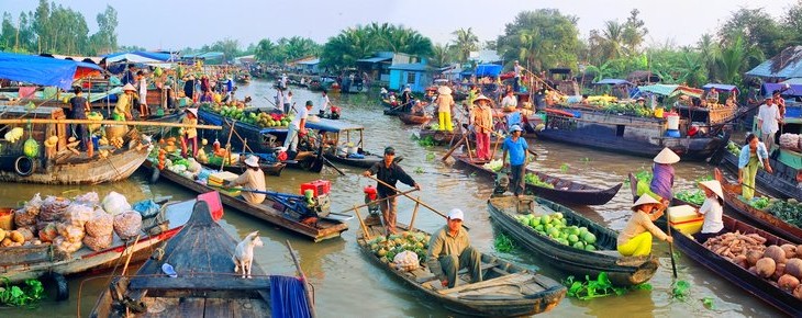 A floating market of Cai Rang