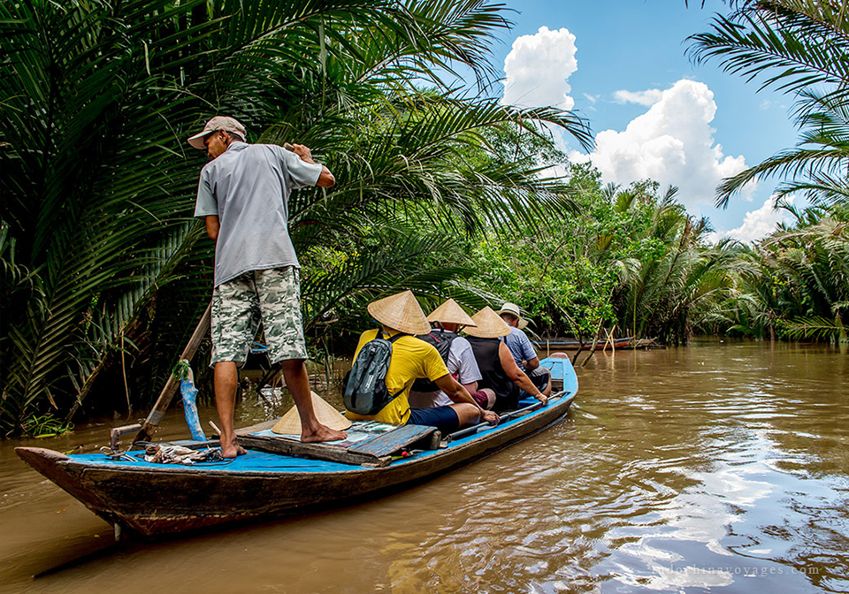 Hand-rowed boat sampan