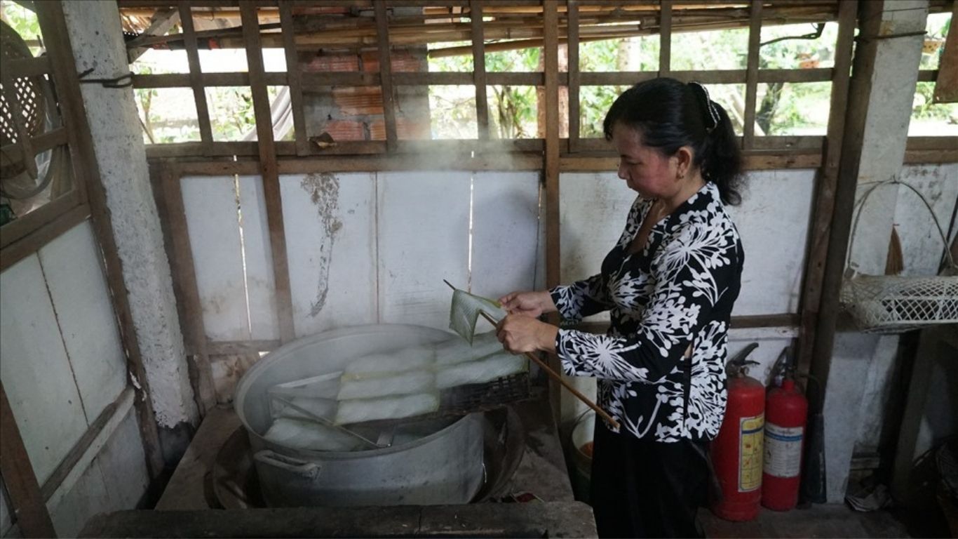 Learn to make banh hoi at Ut Dzach