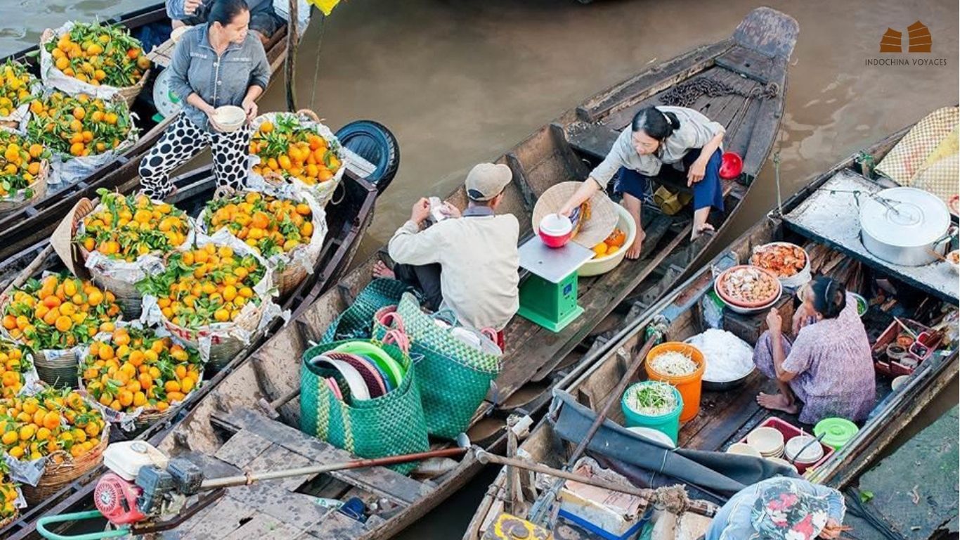 Trade scene at Cai Rang